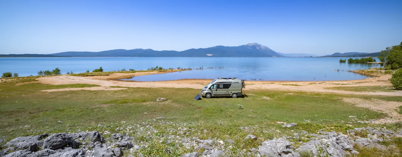 Solaranlage installieren – so funktioniert’s im Camper oder Gartenhaus