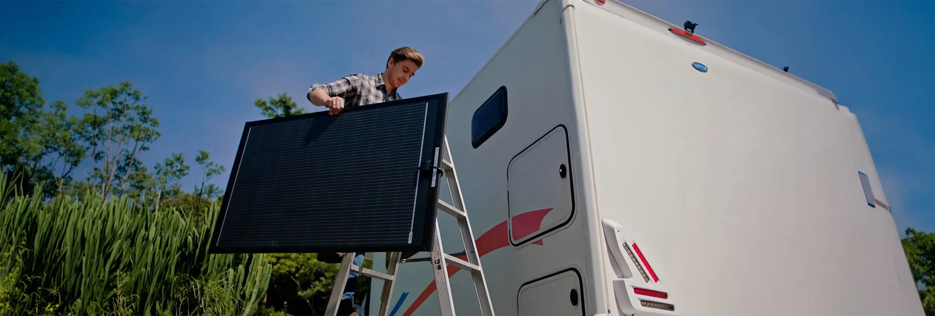 SOLTURA Pro Series : la nouvelle gamme de panneaux solaires d'AutoSolar pour les camping-cars, les balcons et les toits