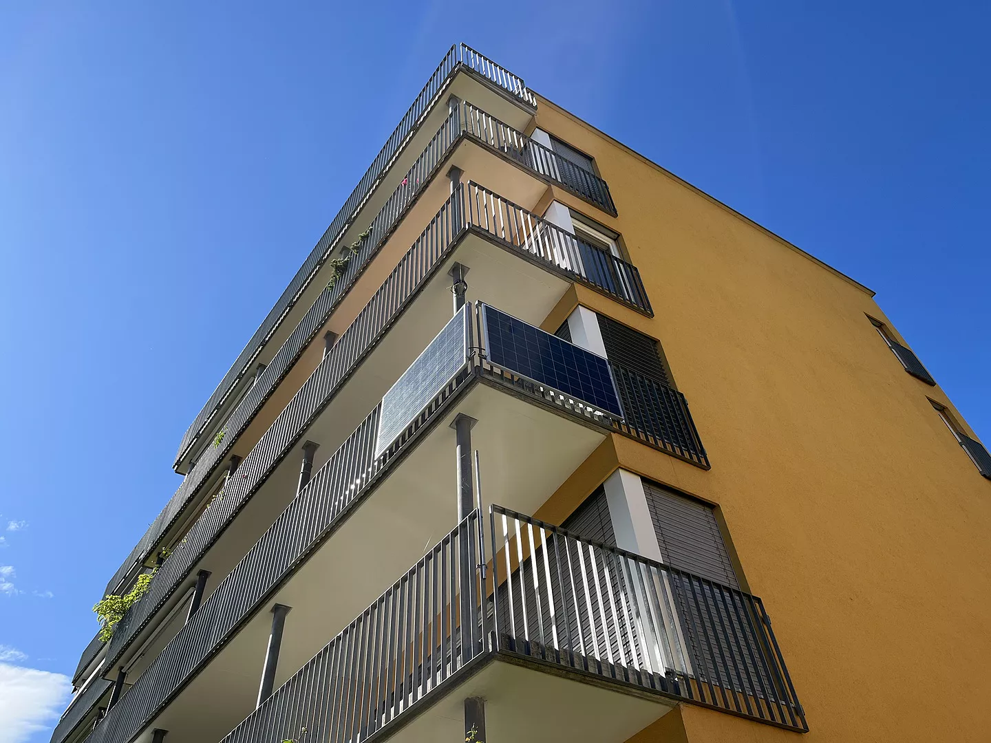 Bild: Balkonkraftwerke können auch am Balkon über das Eck befestigt werden.