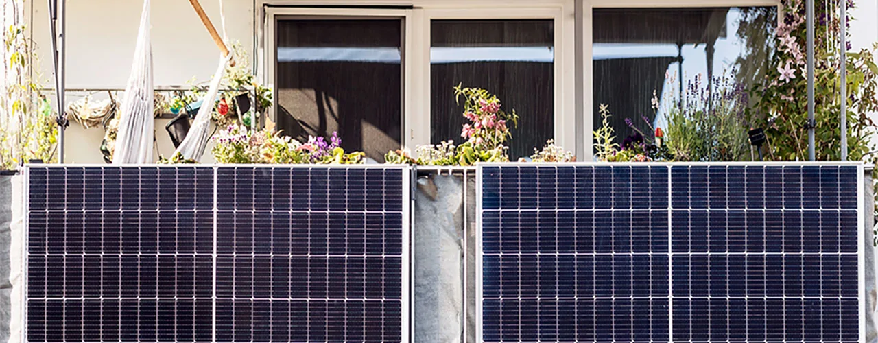 Bild: Als energiesammelnder Sichtschutz ist ein Balkonkraftwerk ebenfalls ideal.