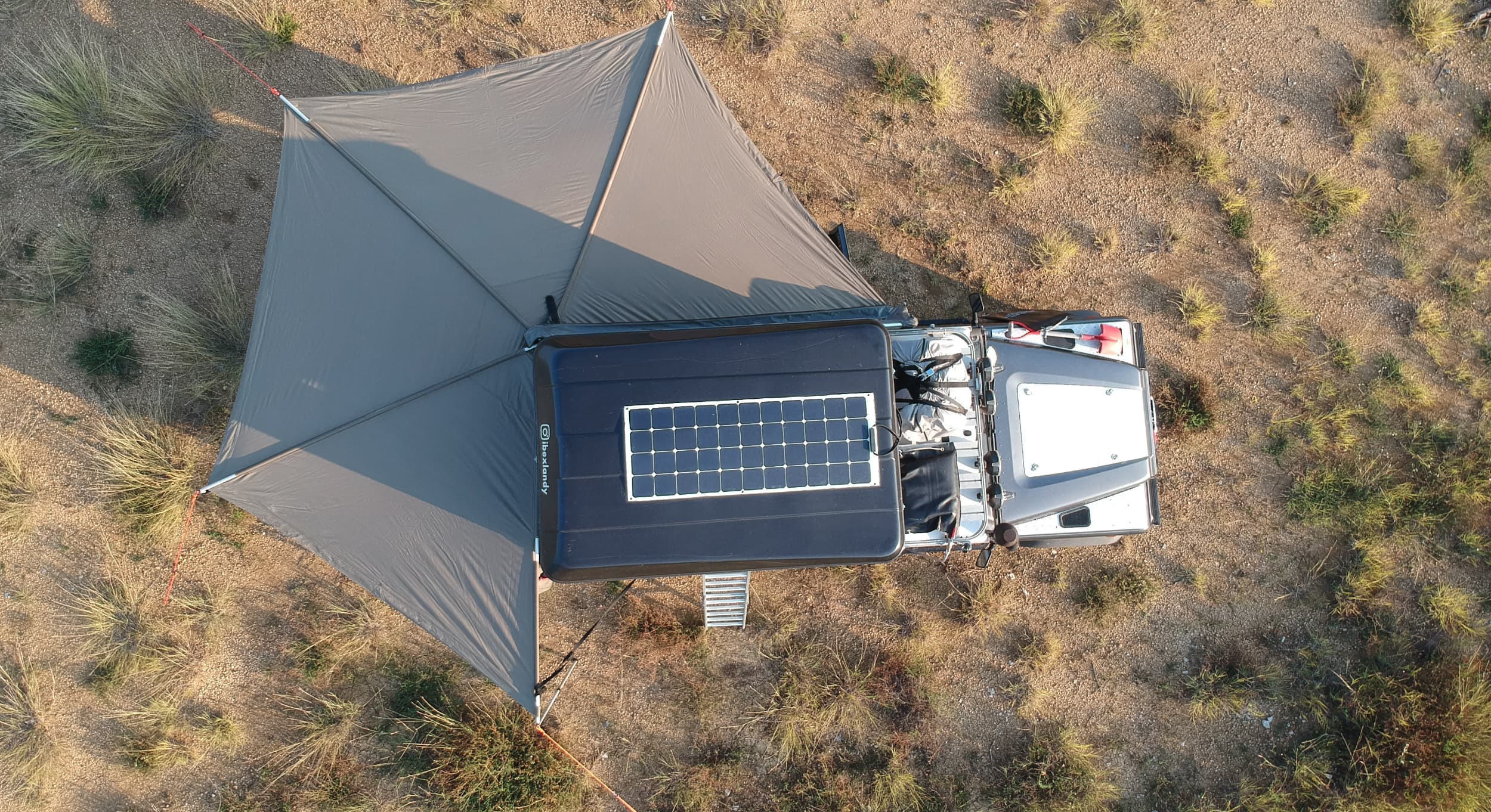 Modules solaires flexibles sur la tente de toit d'ibexlandy. Son faible poids le rend idéal pour ce type d'application.