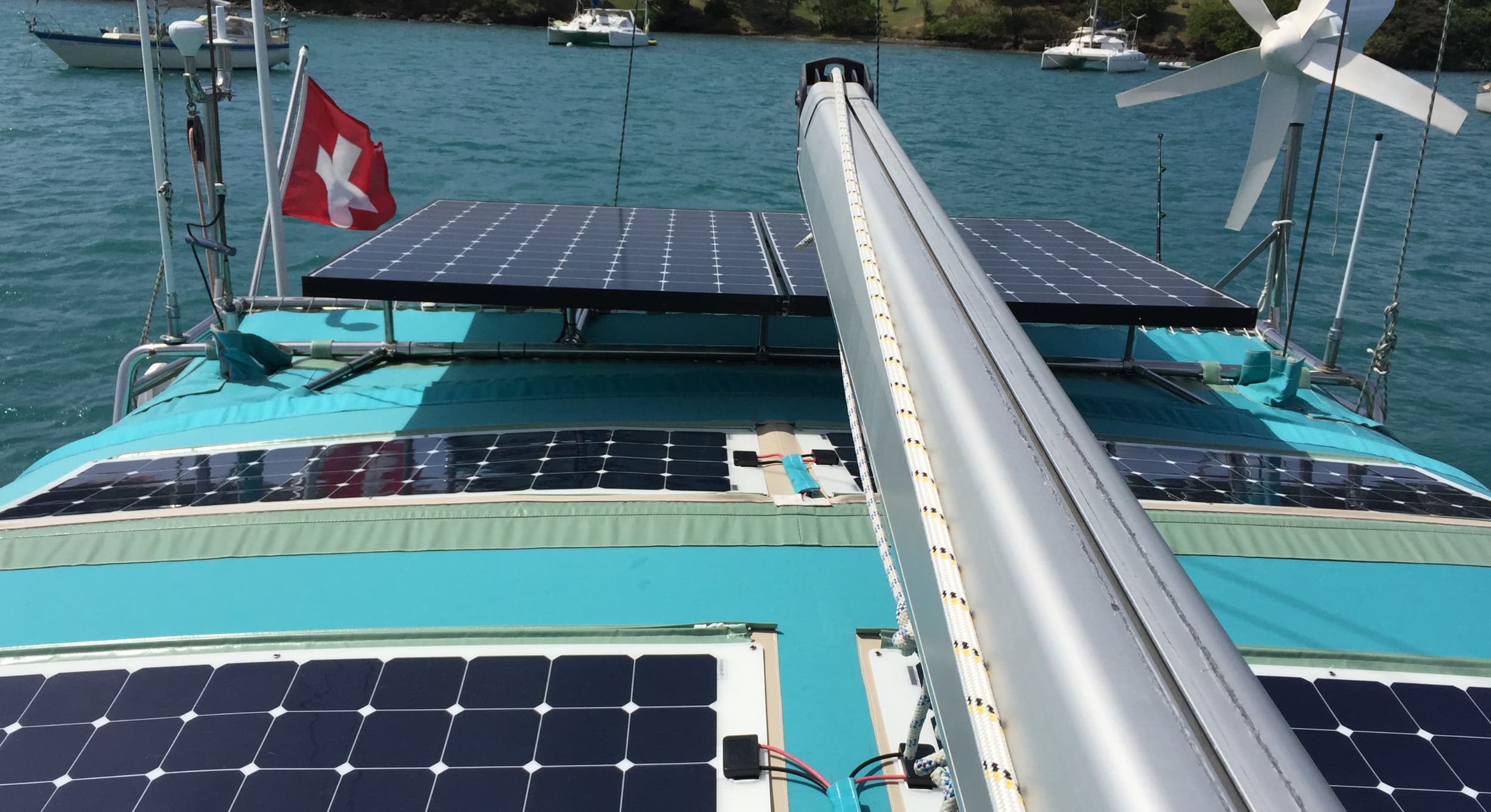 Grâce aux panneaux solaires flexibles, il n'est pas nécessaire d'économiser l'électricité sur le lac et le toit reste même accessible.