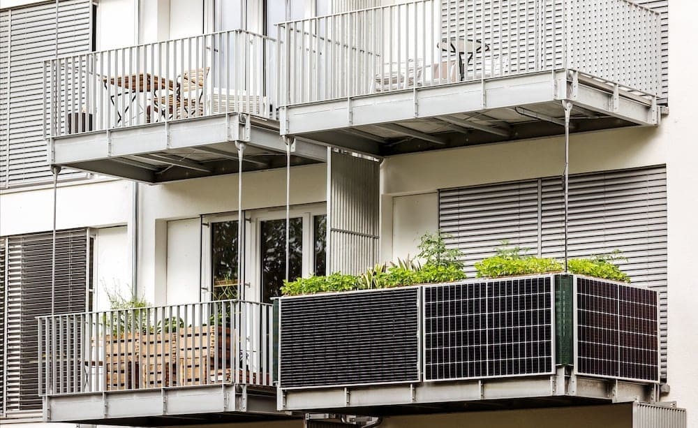 Bild: Balkonkraftwerke können auch am Balkon über das Eck befestigt werden.