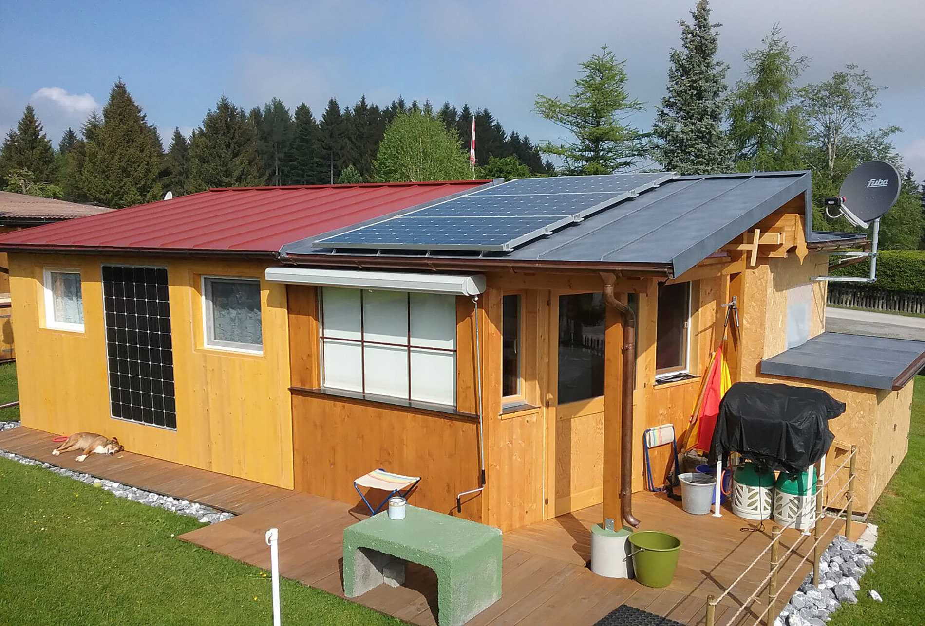 Gartenhausmit Solaranlage auf dem Dach und an der Fassade – eine der 5 besten Solaranlagen für Schrebergarten und Ferienhaus.