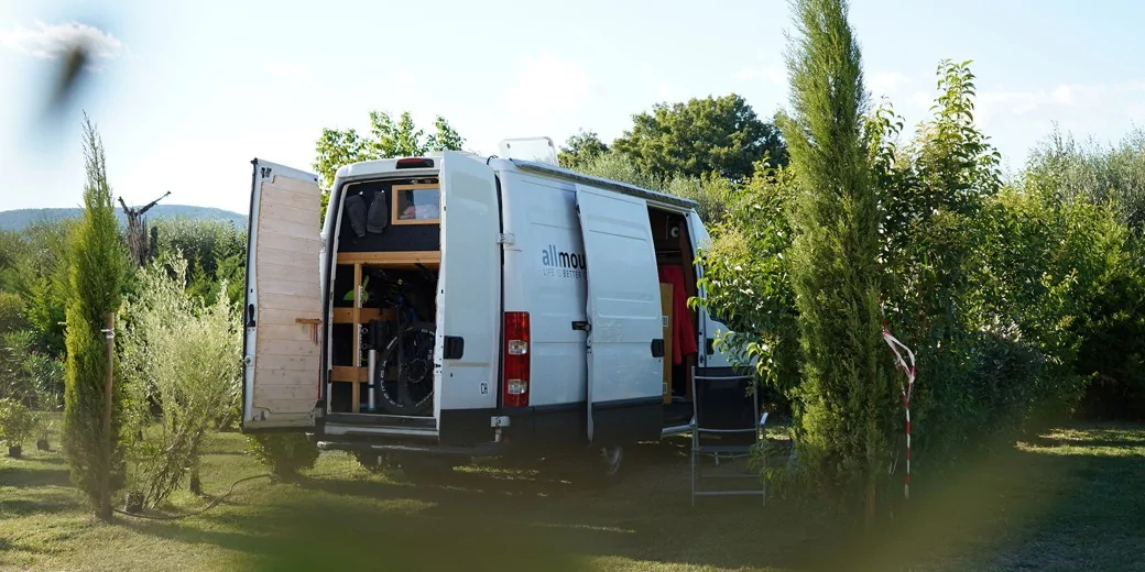 Mountainbiking mit einer Prise Sonnenenergie: Tina und Marcs autarker Iveco Daily Campervan