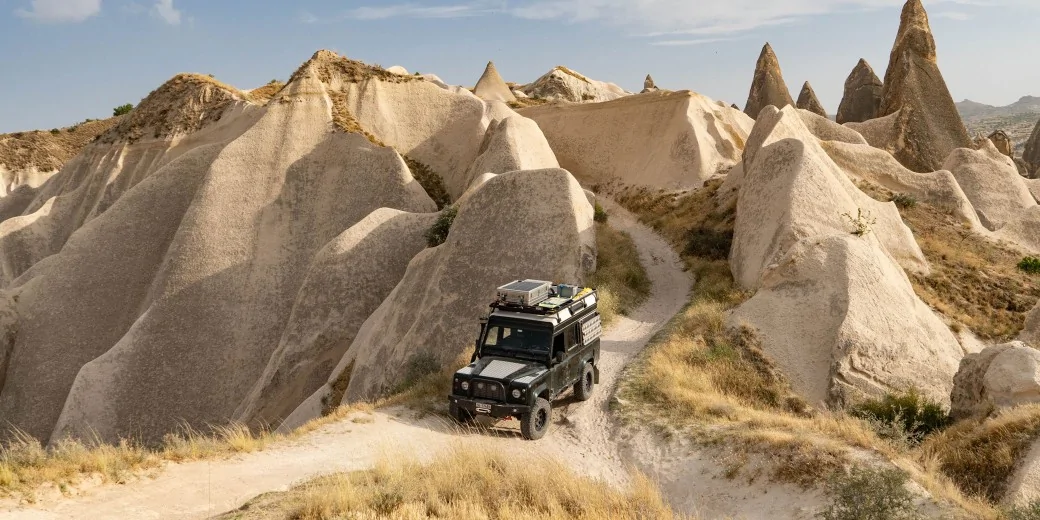 Von der Schweiz bis Afrika: Ein Defender, zwei Reisende und unzählige Abenteuer.
